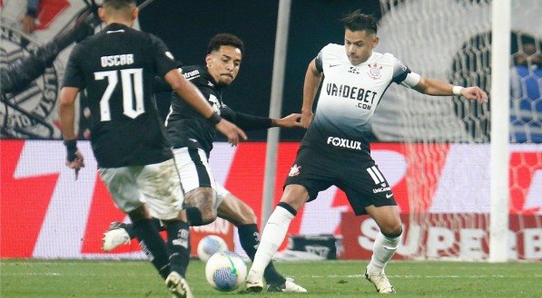 Gregore em disputa de bola com Romero