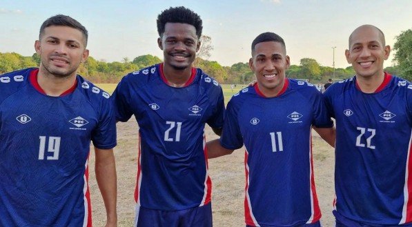 Imagem do atacante Anderson Lessa, no canto direito, ao lado dos companheiros em treino do Piauí