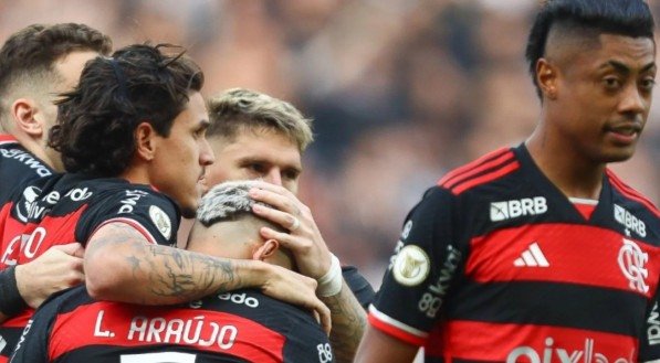 Pedro abraça Luiz Araújo, enquanto Bruno Henrique olha para frente