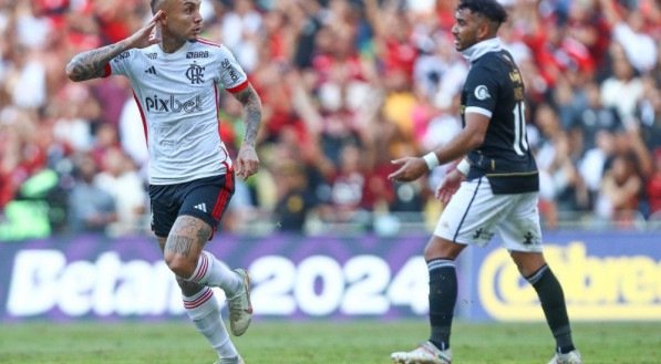 Cebolinha com a mão no ouvido após gol e Payet lamentando