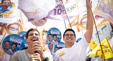 Candidato à reeleição João Campos (PSB), em caminhada no bairro de Brasília Teimosa, ao lado do candidato a vice-prefeito Victor Marques (PCdoB)