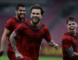 Lucas Lima comemora gol com outros jogadores do Sport em duelo diante do CRB, pela Série B do Campeonato Brasileiro