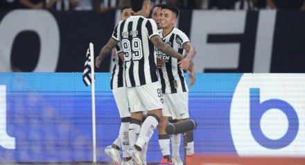 Thiago Almada recebe cumprimentos após marcar gol na vitória do Botafogo sobre o Corinthians