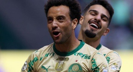 Flaco López abraça Felipe Anderson na comemoração de um dos gols do Palmeiras contra o Criciúma