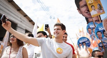 João Campos em caminhada no Ibura