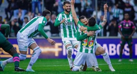 Jogadores do Juventude abraçados após gol contra o Fluminense