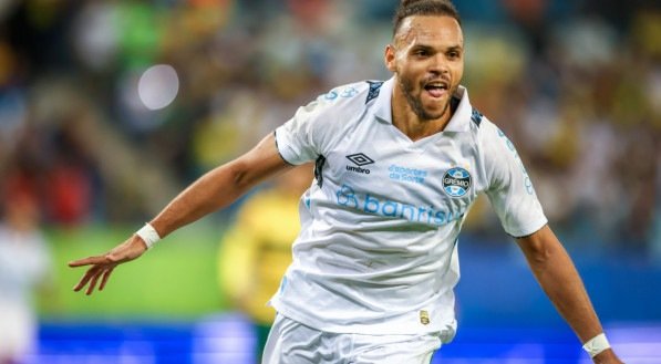 Imagem do atacante Braithwaite correndo após marcar gol