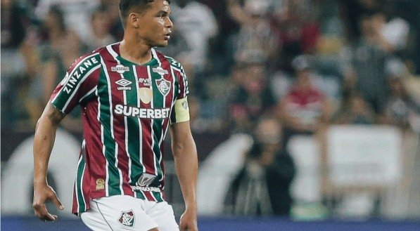 Imagem de Thiago Silva olhando para a esquerda após fazer passe 