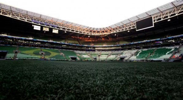 Imagem das arquibancadas e do gramado do Allianz Parque, estádio do Palmeiras