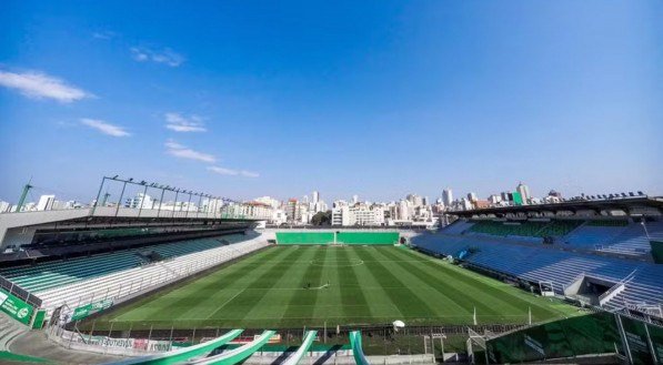 Imagem do gramado e das arquibancadas do Estádio Alfredo Jaconi, em Caixas do Sul