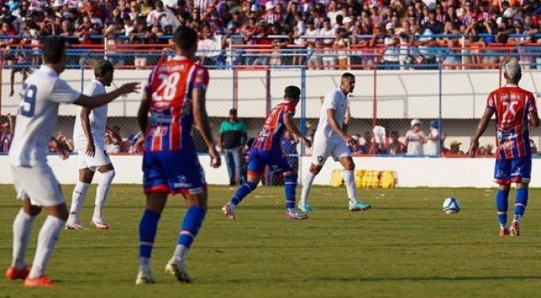 Jogador do Retrô conduz a bola em meio a jogadores do Itabaiana em duelo pela Série D