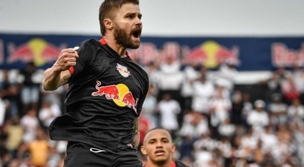Pulo de Eduardo Sasha após marcar para o Bragantino contra o Grêmio