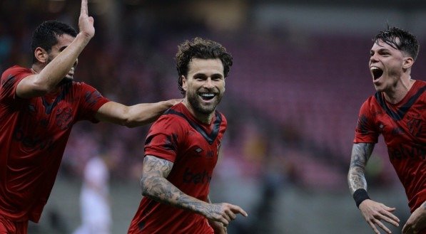 Lucas Lima comemora gol com outros jogadores do Sport em duelo diante do CRB, pela Série B do Campeonato Brasileiro