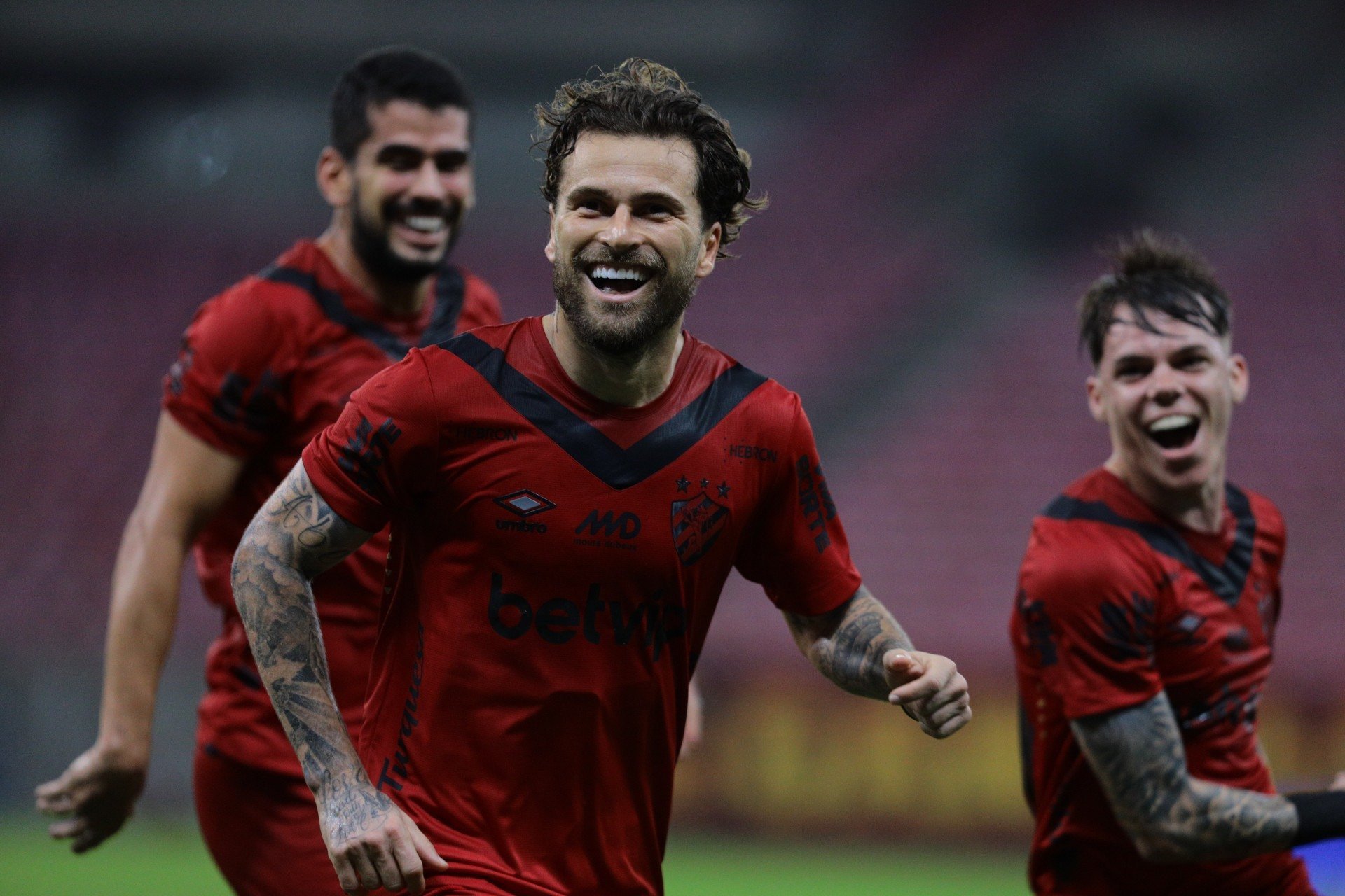 Lucas Lima celebrando gol marcado pelo Sport na S&eacute;rie B