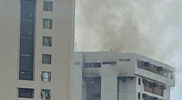Imagem da cobertura do edif&iacute;cio em chamas na Zona Sul do Recife