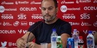 Imagem do executivo de futebol Edgard Montemor em entrevista coletiva pelo Vitória