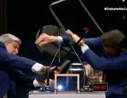 Datena agredindo Marçal durante debate