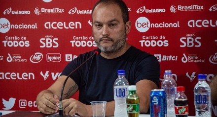 Imagem do executivo de futebol Edgard Montemor em entrevista coletiva pelo Vitória