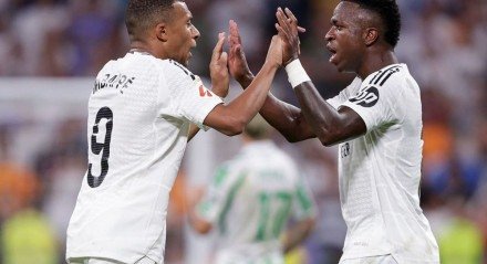 Mbappé e Vinicius Júnior, atacantes do Real Madrid, se cumprimentando