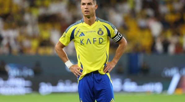 Cristiano Ronaldo com as mãos na cintura em jogo do Al Nassr