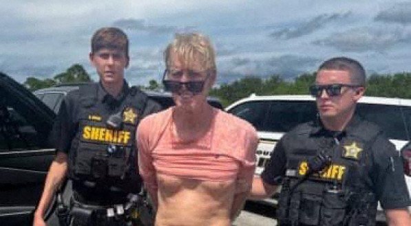 Ryan Wesley Routh capturado por policiais por atentar contra a vida de Donald Trump