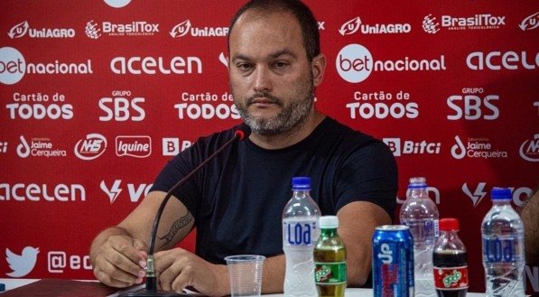 Imagem do executivo de futebol Edgard Montemor em entrevista coletiva pelo Vitória