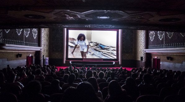 Imagem de sala de cinema exibindo uma produção em uma edição anterior do FINCAR