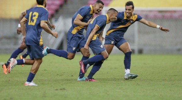 Imagem dos jogadores do Retrô comemorando um dos gols na campanha da Série D