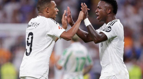 Mbappé e Vini Júnior, atacantes do Real Madrid, se cumprimentando