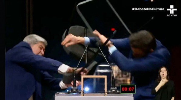 Datena agredindo Marçal durante debate realizado pela TV Cultura, na noite do último domingo