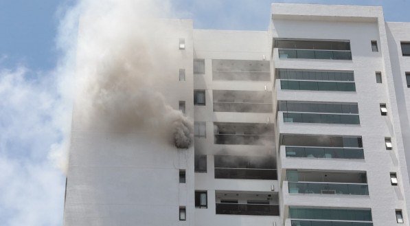 Incêndio atingiu um apartamento no Condomínio Le Parc, Zona Sul do Recife, na manhã desta segunda-feira (16)