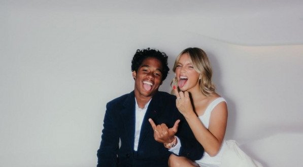 Imagem de Endrick e Gabrielly Miranda mostrando alianças