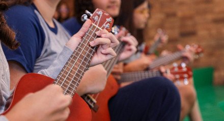 Ambiente acolhedor e estratégias dinâmicas ajudam a manter o foco das crianças em sala de aula, afirmam as especialistas