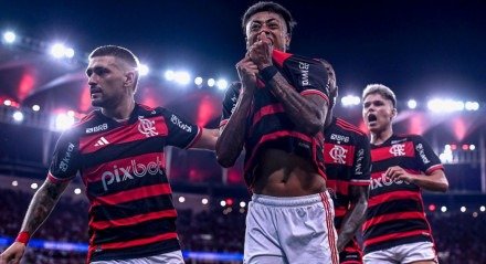 Bruno Henrique mostra escudo do Flamengo em comemoração ao lado de Arrascaeta