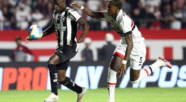 uiz Henrique, do Botafogo, em disputa de bola com Arboleda, do São Paulo