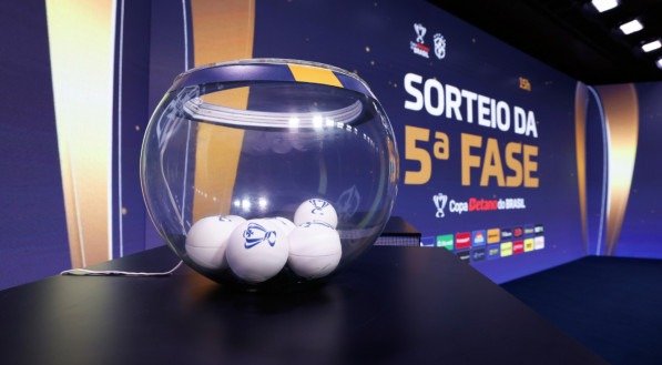 Bolinhas em pote para sorteio da Copa do Brasil 2024