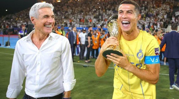 Luís Castro e Cristiano Ronaldo festejam a conquista da Copa dos Campeões Árabes