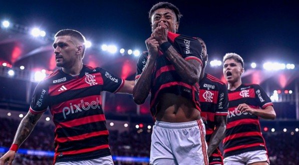 Bruno Henrique mostra escudo do Flamengo em comemoração ao lado de Arrascaeta