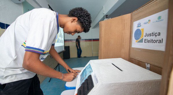 Projeto interdisciplinar visa oferecer aos estudantes da rede pública estadual uma experiência prática do processo eleitoral