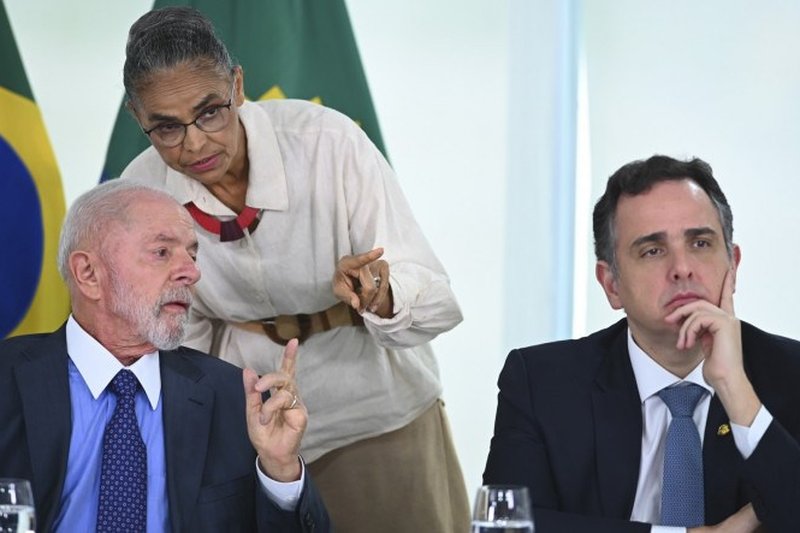 Presidente Lula, Ministra do Meio Ambiente, Marina Silva e o Senador Rodrigo Pacheco.