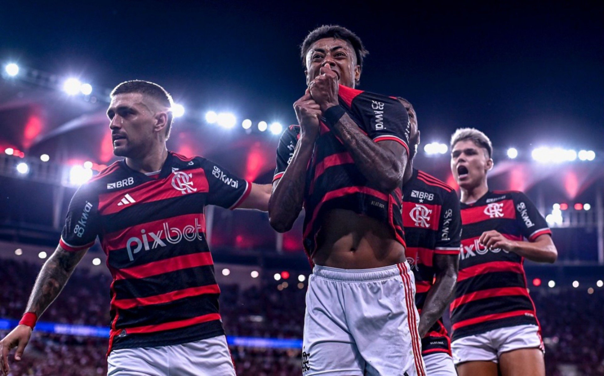 Bruno Henrique mostra escudo do Flamengo em comemoração ao lado de Arrascaeta Marcelo Cortes/Flamengo