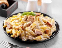 Penne cremoso com frango (Imagem: MOUTASEM PHOTOGRAPHY | Shutterstock)