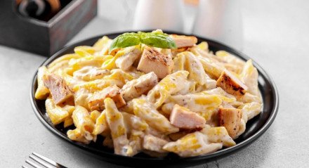 Penne cremoso com frango (Imagem: MOUTASEM PHOTOGRAPHY | Shutterstock)