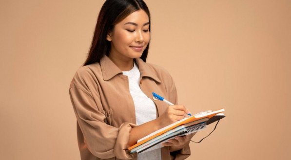 Na reta final, é importante focar em alguns assuntos para o Enem (Imagem: Sklo Studio | Shutterstock)