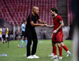 Imagem do técnico Pepa e o meia Lucas Lima na beira do campo do jogo do Sport