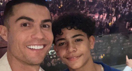 Imagem de Cristiano Ronaldo ao lado do filho CR7 Jr em uma selfie