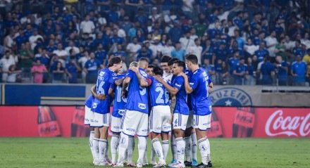 Jogadores do Cruzeiro em última conversa antes da bola rolar