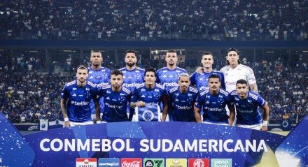 Titulares do Cruzeiro perfilados para foto na Copa Sul-Americana