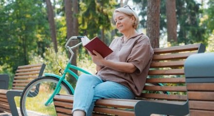 Livros sobre espiritualidade ajudam a desenvolver o autoconhecimento e a compreender as transformações da vida (Imagem; Juliya Shangarey | Shutterstock) 