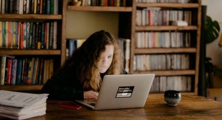 Imagem de uma mulher estudando no computador